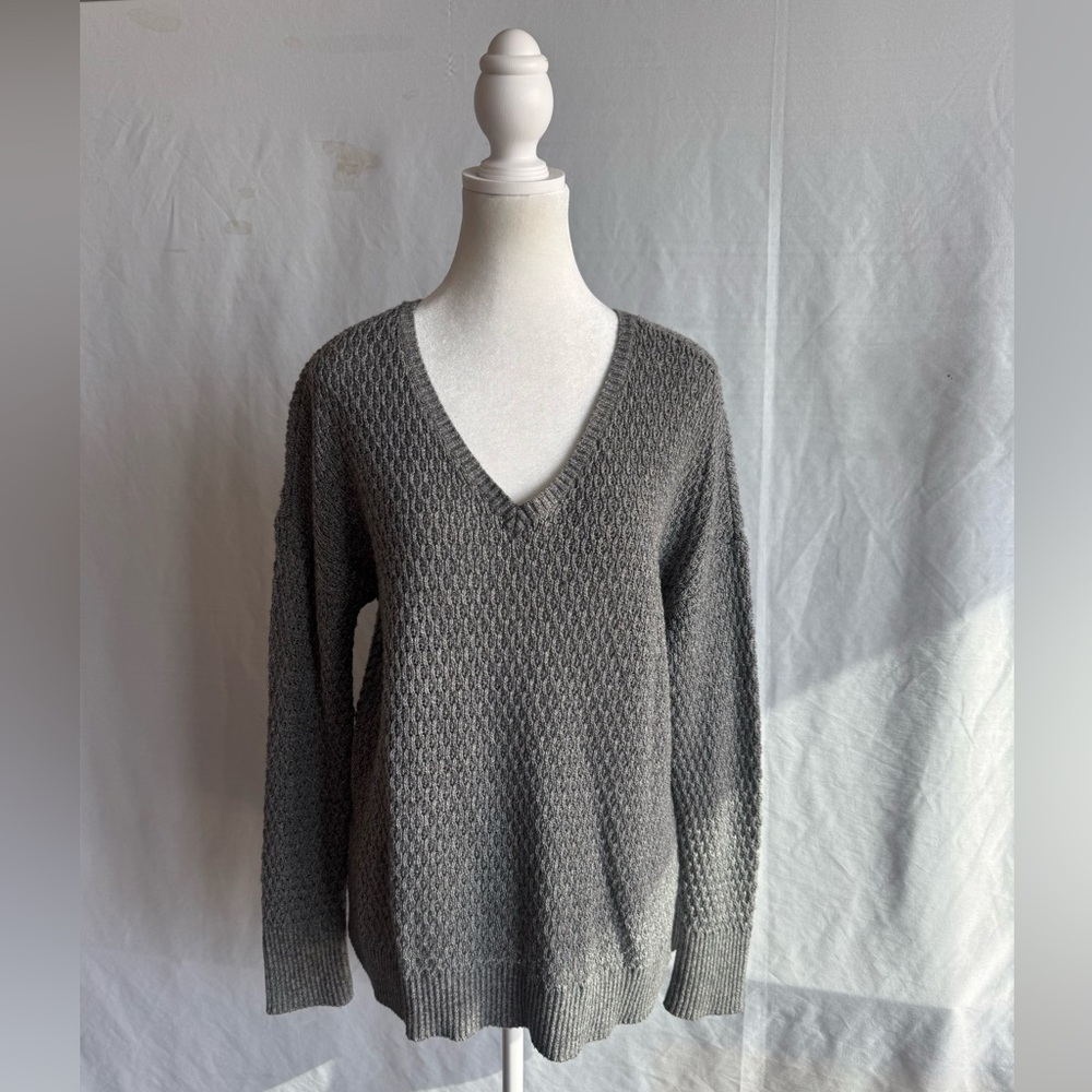 American Eagle Grey V-Neck Women’s Sweater Size Large